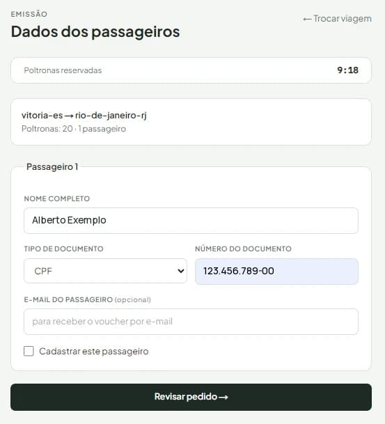 Formulário de dados do passageiro com nome completo, tipo e número do documento e e-mail opcional.